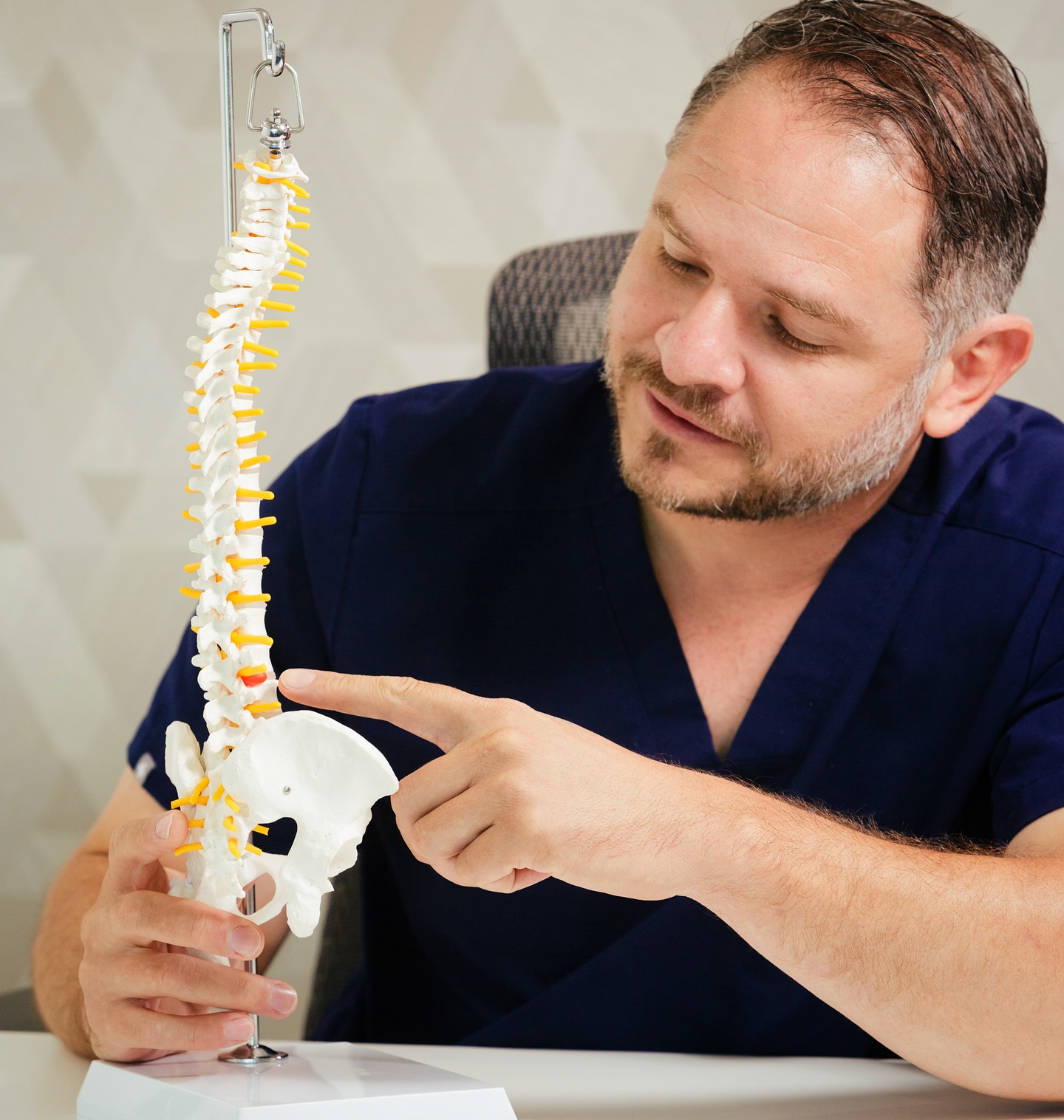 Dr. Francisco Cisneros Oliva &mdash; Especialista en columna vertebral, Guadalajara